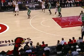Mascotte Atlanta Hawks heeft pijn in zijn noten
