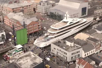 Megajacht Viva van 94 meter lang vaart door Alphen aan den Rijn