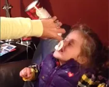 Meisje geniet niet van haar eerste keer slagroom