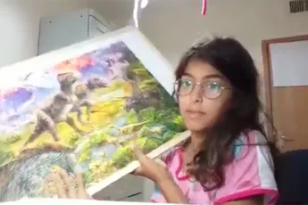 Meisje laat trots puzzel zien die ze met haar vader heeft gemaakt