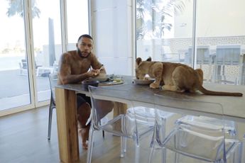 Memphis Depay waant zich de Tiger King en maakt videoclip met lijger