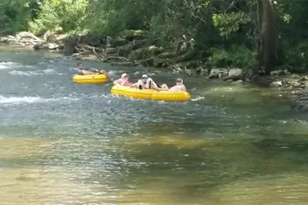 Mensen die dobberen in rivier te grazen genomen met RC Alligator