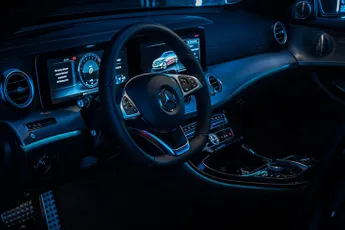 Mercedes-Benz heeft werelds eerste live commercial gemaakt van 12 uur!