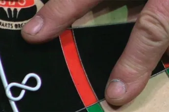 Michael van Gerwen gooit pijl tussen de vingers van Bobby George