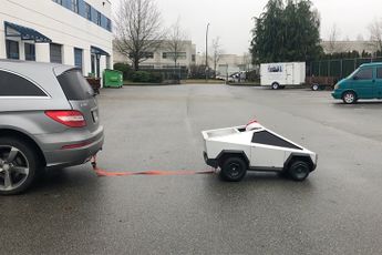 Mini Cybertruck trekt Mercedes R Klasse