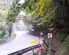 Mitshubishi Evo rallyrijder parkeert in Pools bos...