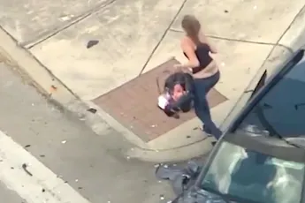 Moeder is knettergek: Probeert te ontsnappen met baby achterin