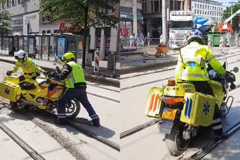 Motorambulance vast in nat beton in Den Haag