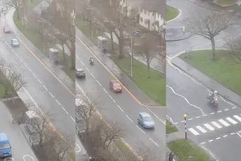 Motorbende in Schotland helpt oud vrouwtje oversteken