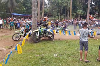 Motorcrosser probeert het na de start eens als boomknuffelaar