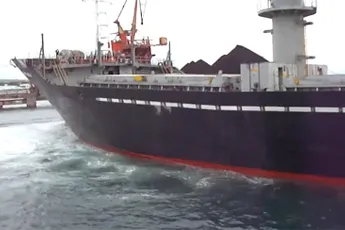 Motorproblemen zorgen ervoor dat groot vrachtschip tegen pier vaart op de Filipijnen