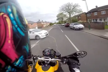 Motorrijder bijna onderuit gereden door auto, maar blijft een heer!