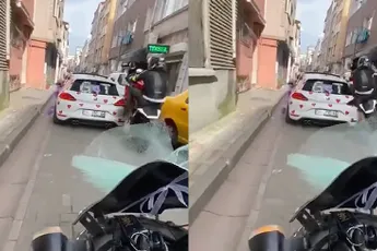 Motorrijder doet een wheelie in een te druk en smal straatje... Gaat dus FOUT!