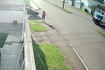 Motorrijder geeft busje een kus en maakt mooie salto