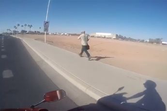 Motorrijder geeft man een lift in het warme Arizona