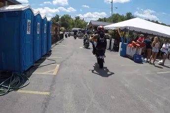 Motorrijder heeft deukje in ego na meepakken hekje na wheelie