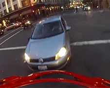 Motorrijder in bezit van Ninja Skills na kusje roodlichtrijder