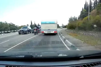 Motorrijder neemt iets te veel risico bij het inhalen van caravan