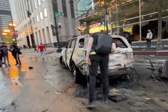 Motorrijder rijdt door Chicago en laat aftermath vreedzame demonstratie zien