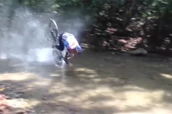 Mountainbiker in Venezuela maakt harde klapper