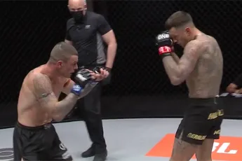 Nieky Holzken slaat Wayne Parr na twee rondes knock-out in Muay Thai-gevecht