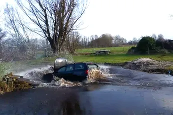Nieuwjaarsduik met auto, springschans en 2 nietsvermoedende vrienden