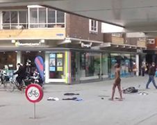 Nieuws uit Hengelo-o-o: Poedelnaakte man op marktplein