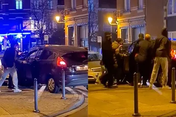 Omstanders proberen auto na ongelukje weer op de weg te duwen