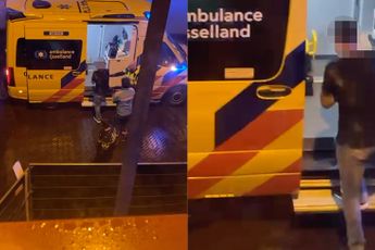 Ondertussen in Deventer: Man stapt met mes een ambulance in