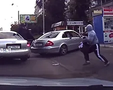 Ondertussen in Dnjepropetrovsk... Mannen in Audi A6 beroven Mercedes Benz