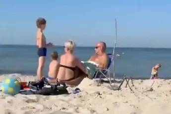 Ondertussen op een Spaans strand: Papa moet extra ingesmeerd worden