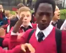 Ondertussen op het schoolplein... Rap Battle!