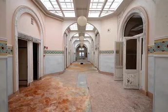 Op pad met Bob Thissen in een verlaten kuuroord in Frankrijk