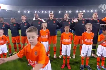 Oranje-mascotte pakt zijn momentje als het Wilhelmus wordt gespeeld
