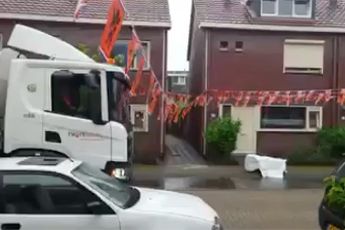 Oranje vlaggetjes hangen te laag voor vuilniswagen