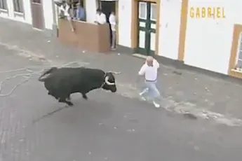 Ozzy Man doet commentaar op mensen die stieren pesten