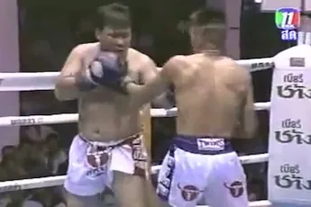 Ozzy Man geeft commentaar op grappigste kickboks gevecht ooit!