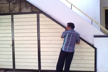 Parkeer maar onder de trap...