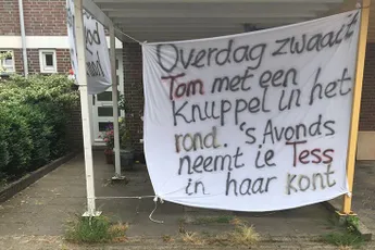 Pasgetrouwd paar uit Terheijden treft leuke spandoeken aan na huwelijksreis