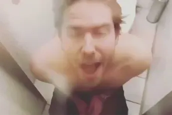 Patricia Paay gewoon hip, want ze is de uitvinder van de pis-challenge!