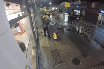 Pizzakoerier wordt beroofd door twee dronken meiden