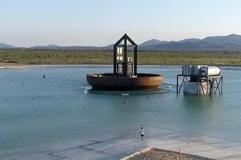 Plas in Australië heeft Mad Max apparaat om golven te maken