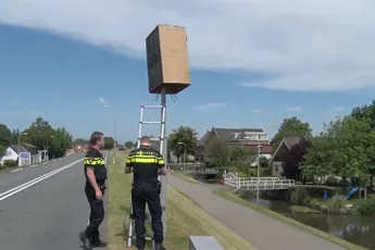 Politie haalt doos van flitspaal in Maasdijk