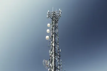 Politie haalt vrouw na uren met kraan uit torenhoge zendmast in Gelderland