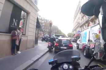 Politie op motor neemt achter wat risico in achtervolging door Parijs