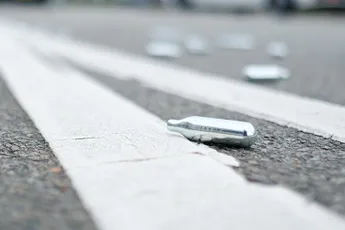 Politie slaat plank keihard mis met Lachgas bericht op Decibel