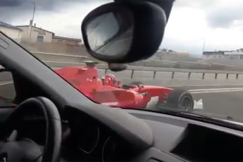 Politie van Tsjechië zoekt chauffeur van Formule 1 auto op de snelweg