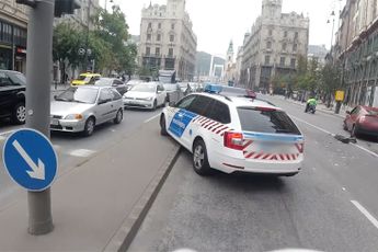 Politiewagen in Boedapest ziet Toyota over het hoofd