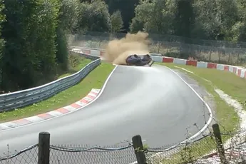 Porsche 911 GT3 rolt even heftig aantal keren over de kop op de Nürburgring
