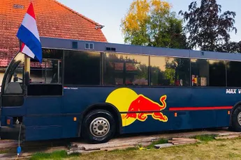 Pssst, mancave op wielen aka Max Verstappen bus staat te koop!